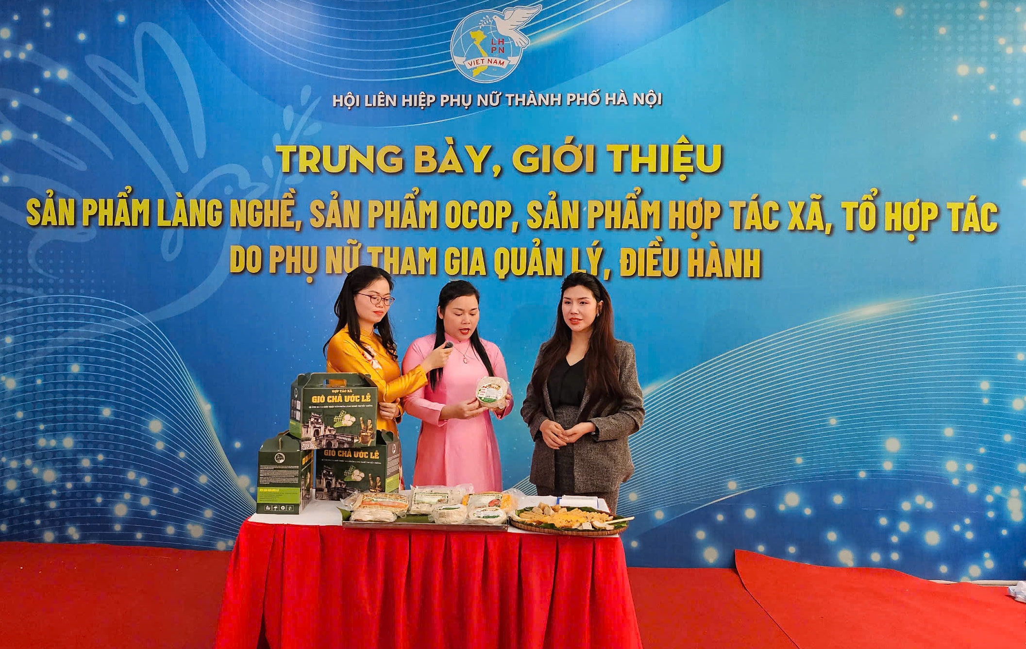 phu-nu-dan-hoa-len-song-dua-san-pham-lang-nghe-vuon-xa