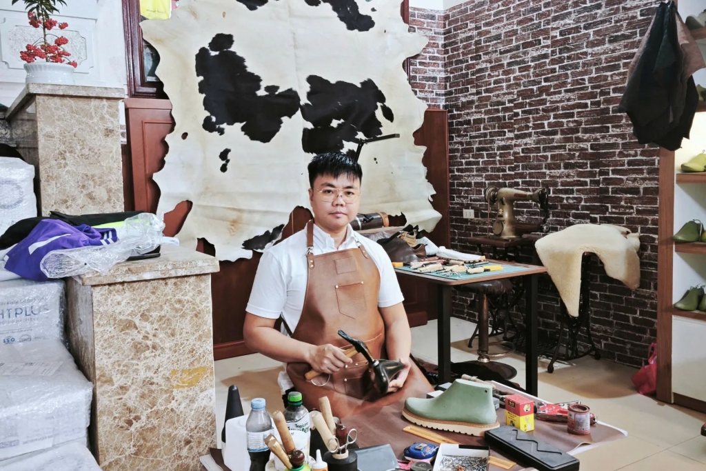thanh-nien-lam-theo-loi-bac-giu-lua-lang-nghe-truyen-thong