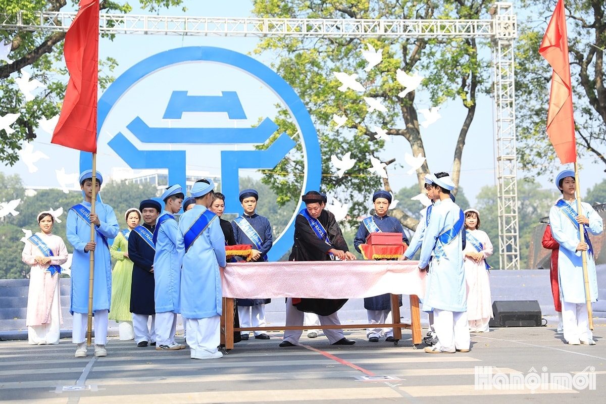 giua-nhip-song-hien-dai-o-lang-ba-duong-noi-xa-o-dien-van-co-mot-nguoi-lang-le-giu-ngon-lua-nghe-lam-do-choi-dan-gian-phuc-vu-tre-em-moi-mua-trung-thu-do-la-nghe-nhan-nguyen-van-ty
