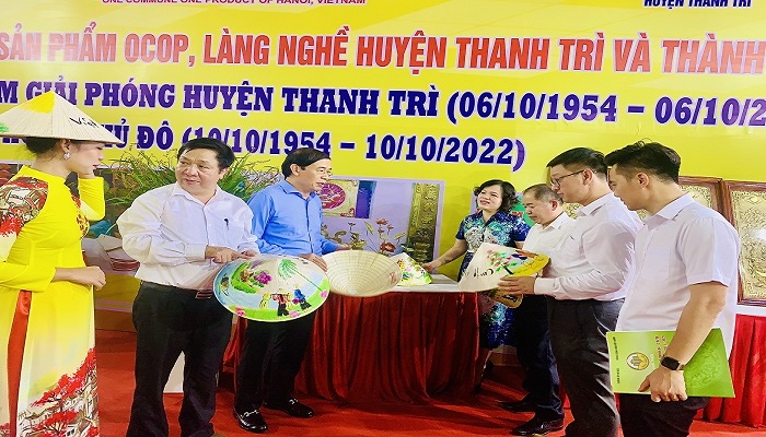 khai-mac-tuan-hang-tu-van-gioi-thieu-va-ban-san-pham-ocop-thanh-pho-tai-huyen-thanh-tri