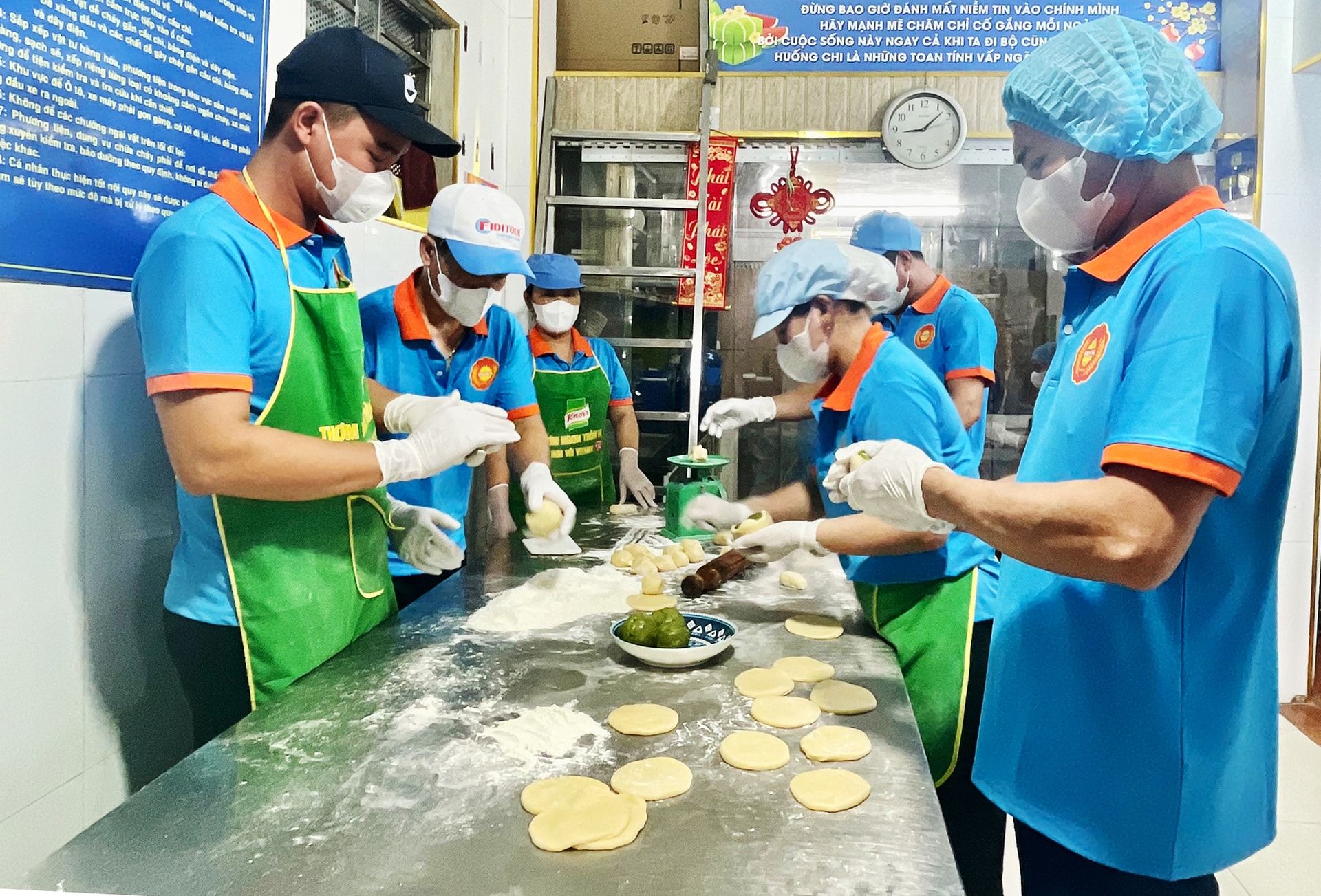 lang-nghe-lam-banh-trung-thu-truyen-thong-an-toan-thuc-pham-dat-len-hàng-dàu